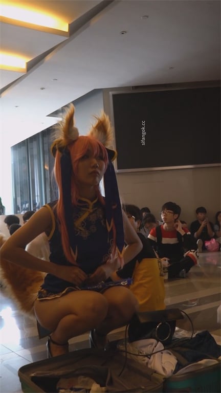推荐【展会抄底】骚逼颜值嫩妹,玉足特写,这裙子跟没穿有啥区别,这不就是给人看内裤 配图4