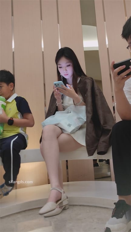 爆火推荐【商场抄底】龟男带小靓女逛街，玉足高清特写！小女友被猛插得浪叫连连、满足 配图4