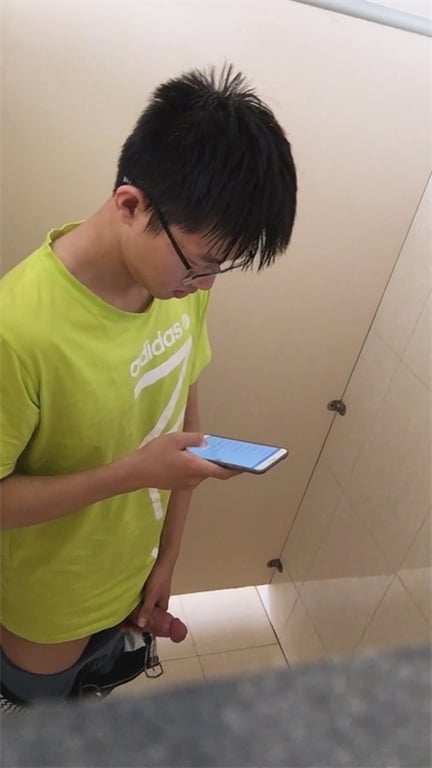 推荐厕所偷拍【大学生粗屌打飞机】看不出来眼镜小哥屌这么粗，看手机撸管喷射，一脸满 配图2