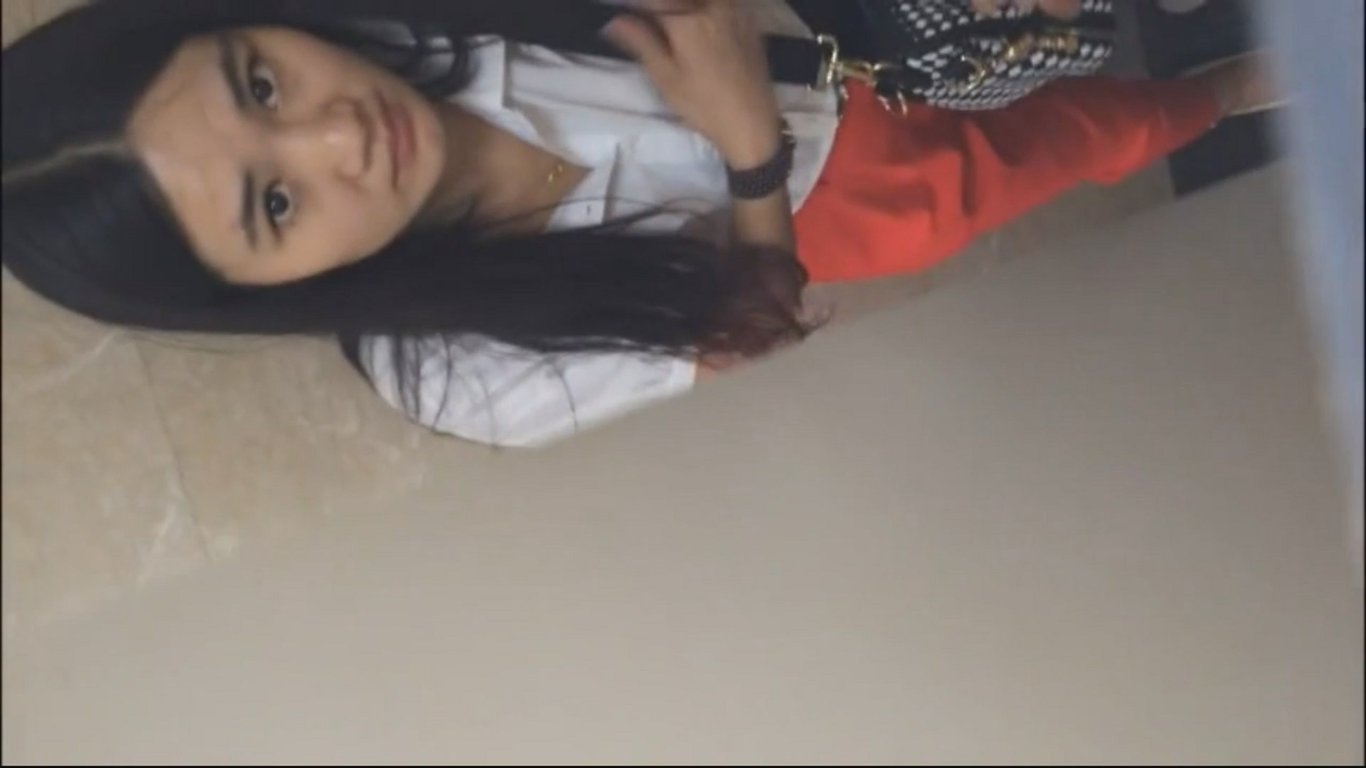 大神手持闯拍商场女厕准备俯视角度❤️被个机车妹发现了用犀利的眼神怒怼幸好没有大叫高清无水印原版-老宋论坛
