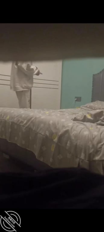 玩弄妈妈骚逼的时候用另外个手机偷拍妈妈的骚逼 - 老宋论坛-老宋论坛