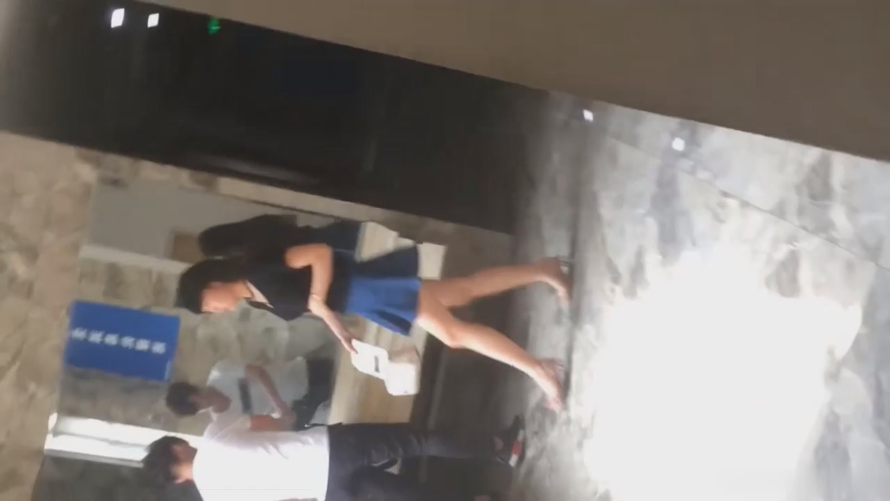 酒店大堂女厕偷拍现场！多位高颜值时尚美女娇羞嘘嘘全过程，超清无水印原版 配图20