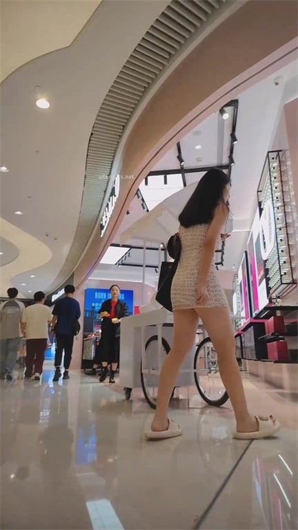 ❣️爆款推荐❣️【商场低价捡漏】极品颜值嫩妹后妈，紧身包臀裙下裸腿拖鞋，蕾丝花边内裤骚气拉满1V1 - 老宋论坛-老宋论坛