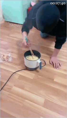 ㊙【SM调教】【罗宾女王】三泡圣水鼻屎口水煮面三泡晨尿加鼻屎口水煮面/带素人玩骚 配图1