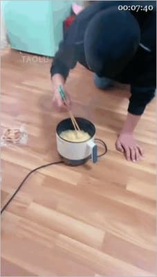 ㊙️【SM调教】【罗宾女王】三泡圣水鼻屎口水煮面三泡晨尿加鼻屎口水煮面/带素人玩骚浪贱小奶狗坐脸羞辱2V-老宋论坛