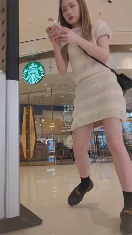 爆款推荐【商场极限抄底】极品颜值嫩妹窄裙风光一览，刺激到腿软被抓现行，慌张逃窜1 配图4