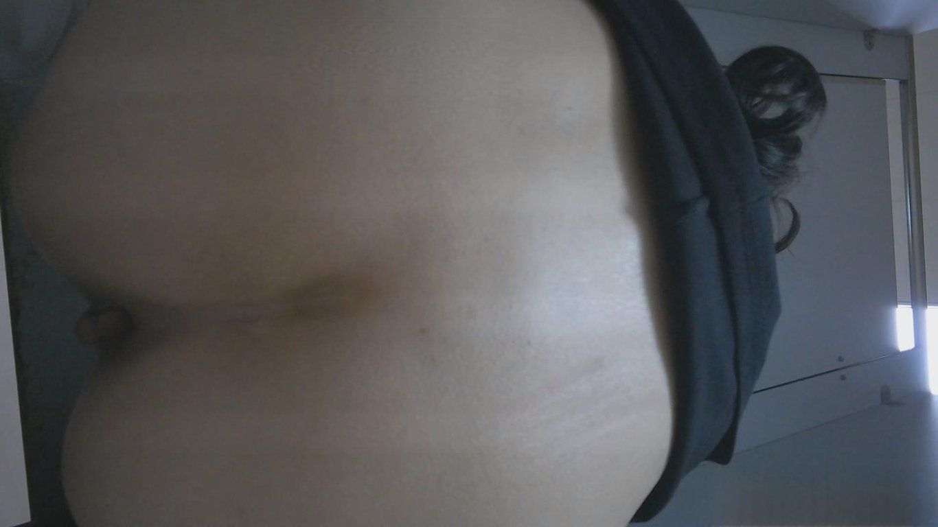 私房八月新流出售价50元双视角超清晰偷拍包臀短裙性感美女主播小穴尚待开发 配图5