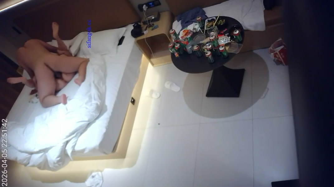 4-5流出天眼酒店偷拍少妇被眼镜渣男骗到酒店一顿啤酒喝完趁她睡觉拿下内射 配图5