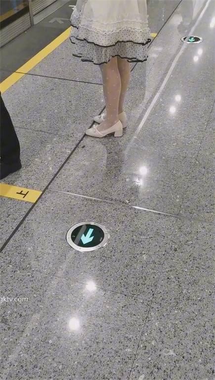 【地铁抄底】双马尾嫩妹泡泡裙，白丝白内若隐若现，小皮鞋玉足特写，双腿紧夹疑似处， 配图7