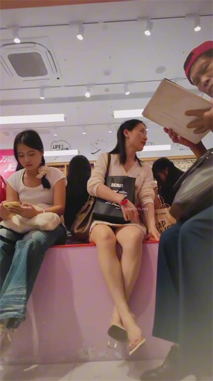 爆款推荐【商场极致偷窥】清纯高颜值美女齐逼短裙，碎花内裤湿润尿渍明显，浓烈骚味扑 配图14