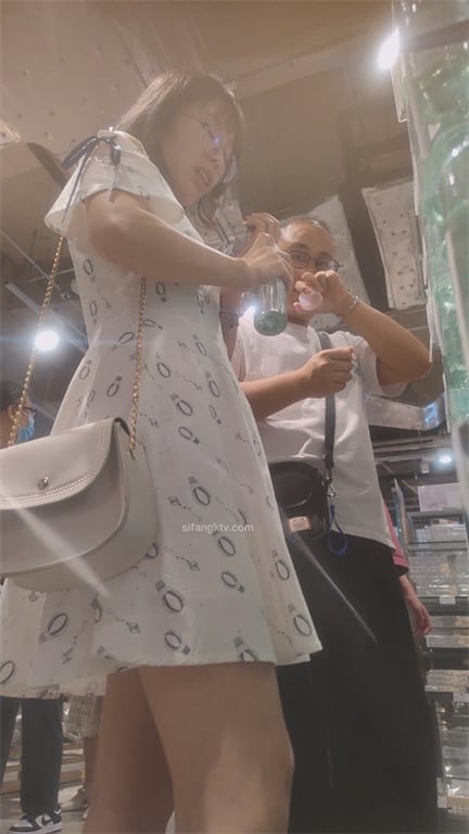爆推商场潜规则【无内白虎反差眼镜婊】10个眼镜9个浪，清纯皮下极致骚，玉足特写高 配图8