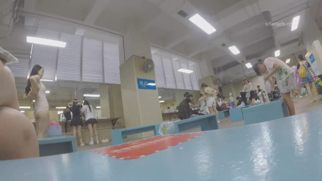 九月流出女偷拍客包包藏设备❤️潜入水上乐园大厅更衣室偷拍女泳客更换泳衣[646MB/MP4/34:24/LM] - 老宋论坛-老宋论坛