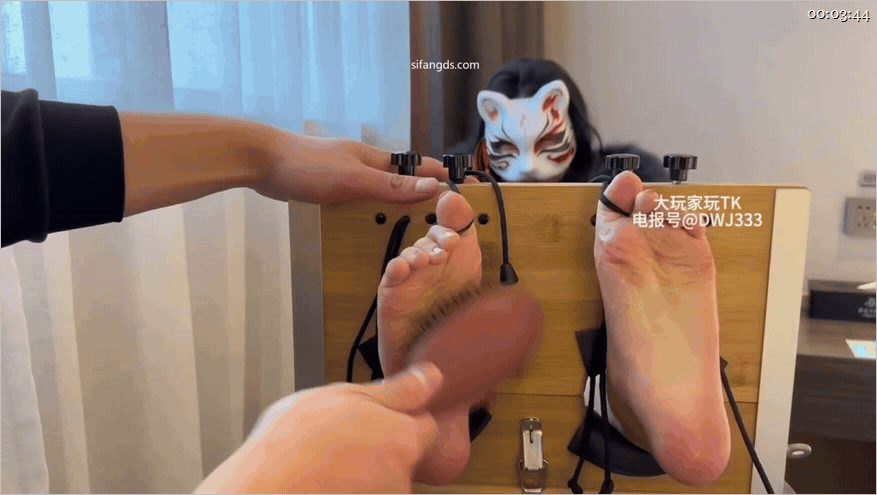 ㊙【SM调教】【恋足】【大玩家的足欲】推特恋足大神约拍眼镜妹猥亵玉足疯狂舔脚玩弄 配图3