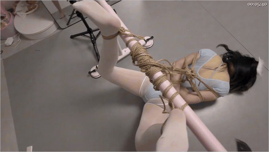 ㊙【SM调教】【海砂工作室】献身的少女_一镜到底极限柔韧驷马折叠⑩10V 配图2