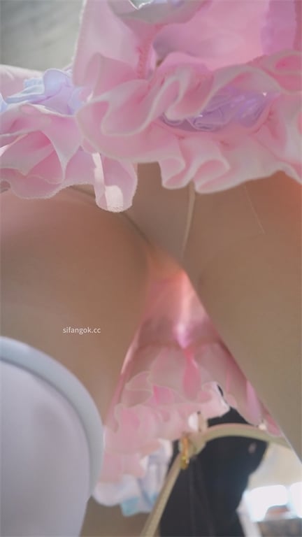 推荐【展会抄底】颜值嫩妹,肉丝白内还可以,玉足特写,似乎被发现了,腿夹得好紧1V 配图8