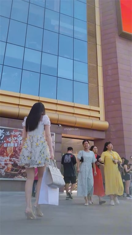 推荐【步行街抄底】泡泡群小靓女，高跟短裙，屁股紧实饱满，想把脸埋进去猛吸1V愃 配图4