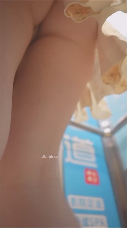 爆款推荐【步行街极品猎艳】金发洋妞骚丁字裤直勾勾勾引，龟奴狂喜骑洋马！大长腿黑内 配图17