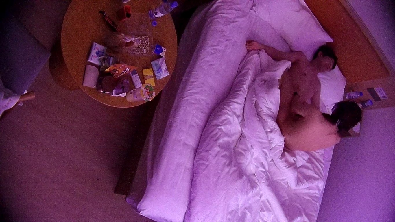 新流出！假期不归巢的学生情侣酒店偷拍激战，零食助兴缠绵高潮连连 配图7