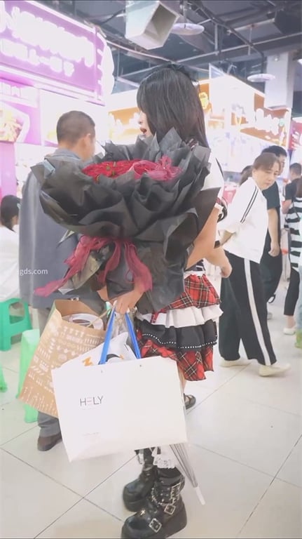 爆款推荐【步行街极品猎艳】金发洋妞骚丁字裤直勾勾勾引，龟奴狂喜骑洋马！大长腿黑内 配图9