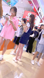 【KFC】极品身材学生妹吃小吃诱惑❤️淡紫色内裤半遮半掩 - 老宋论坛-老宋论坛