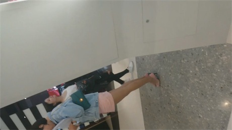 爆爽福利【商场地铁极致抄底】偶遇2位高跟短裙真空绿茶妹，纯欲脸蛋大胆挂空挡，硬挺 配图15