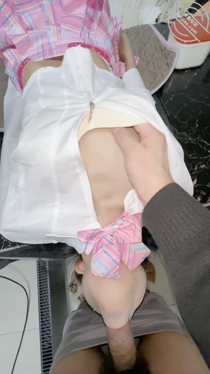（原创95）穿着粉色JK躺在餐桌上，头悬空让爸爸站着深喉插嘴 配图4