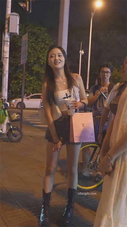 ❣️极致诱惑❣️【街头抄底】清纯美少女下体发痒狂抠大腿根，少妇后妈裙下内裤紧夹骚逼欲火难耐1V1 - 老宋论坛-老宋论坛