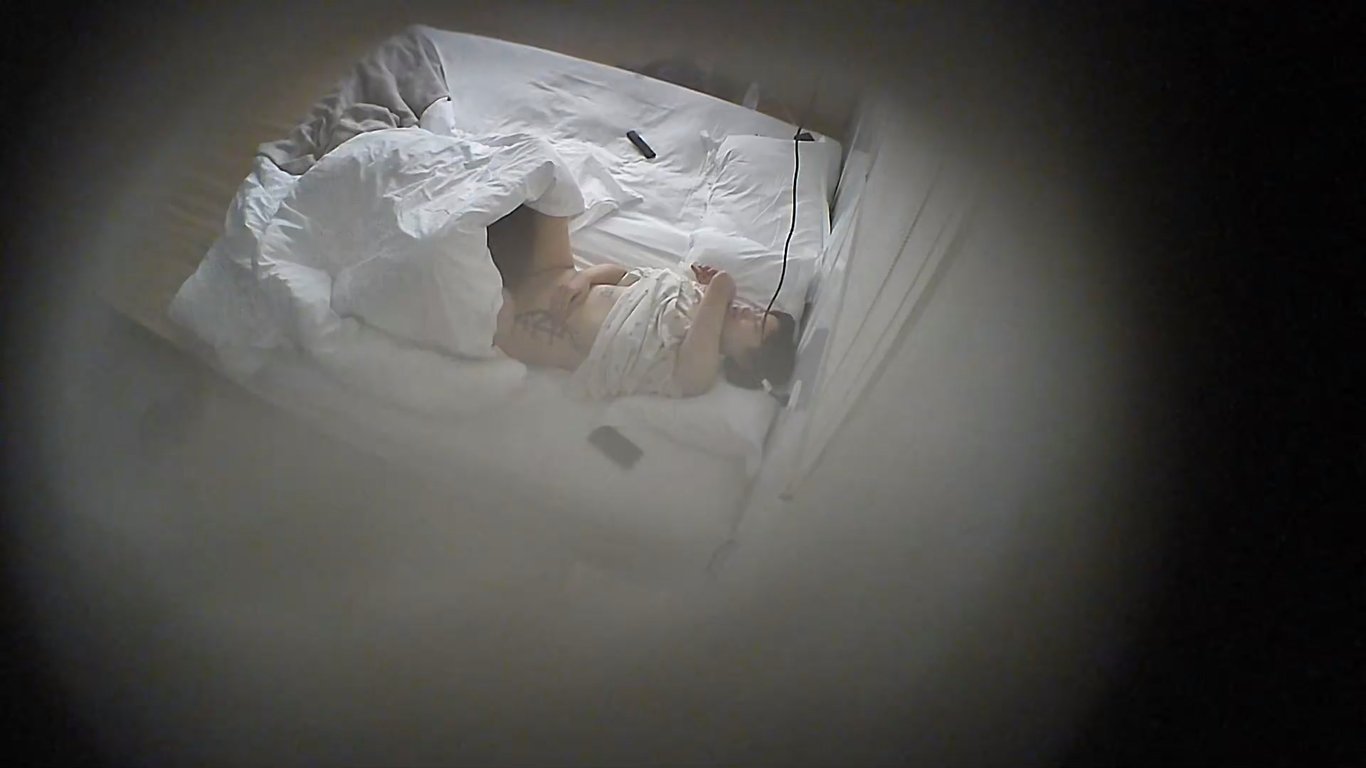 酒店偷拍重磅流出球衣极品美女舌技爆棚，狂舔女友舔到高潮喷水尖叫不止！两个骚妹开房 配图2