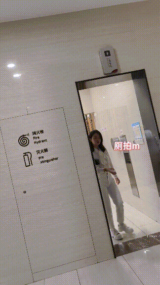 厕拍达人大型商场女厕拍脸拍逼多位女性，带着高端设备现场偷拍高清特写私处~炸裂 配图15