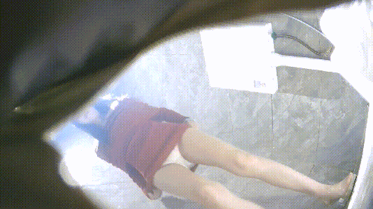 酒吧女厕全景偷拍包臀裙少妇的极品小黑鲍 配图6