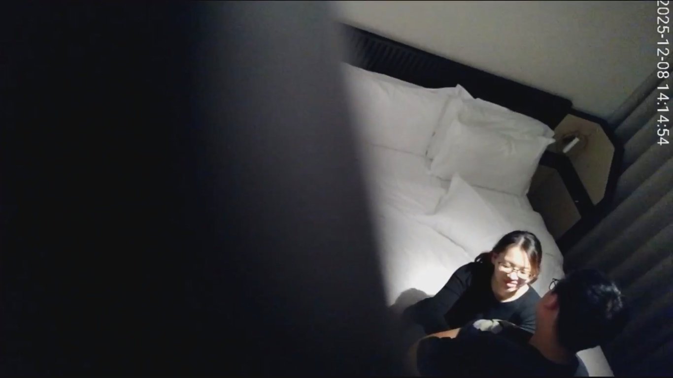 【极致诱惑】天眼酒店高清流出！高颜值长腿气质眼镜女神与男友疯狂激情缠绵完整版 配图3
