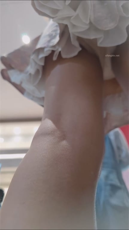 重磅推荐【街头抄底】格子裙小美臀翘得太犯规，包臀裙少妇嫌弃龟男却被大长腿白嫩骚逼 配图13