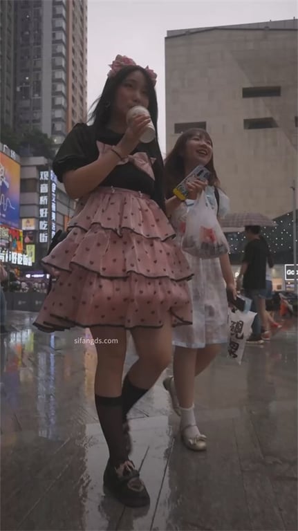 极致诱惑【步行街寻宝】绝美气质妹泡泡裙下，饱满翘臀与粉嫩前穴，忍不住想埋脸狂吸猛 配图4