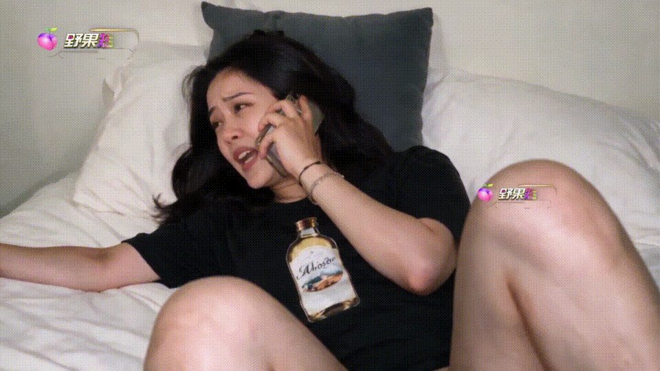 【AI短剧】《舔狗2应有尽有》EP1-2 女主背着老公与备胎跟闺蜜看演唱会 被离 配图1