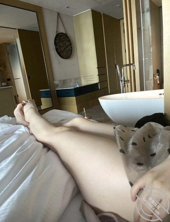 （原创）上海普陀精品K歌spa，大长腿女大，疯狂抽插内射让她怀疑人生。 配图3
