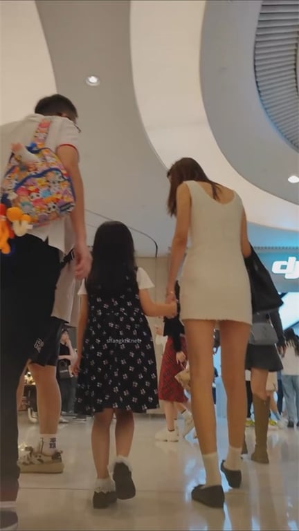 爆款推荐【商场抄底】极品少妇短裙白内美长腿，姨妈期却骚浪难耐，龟男只能眼巴巴看着 配图9