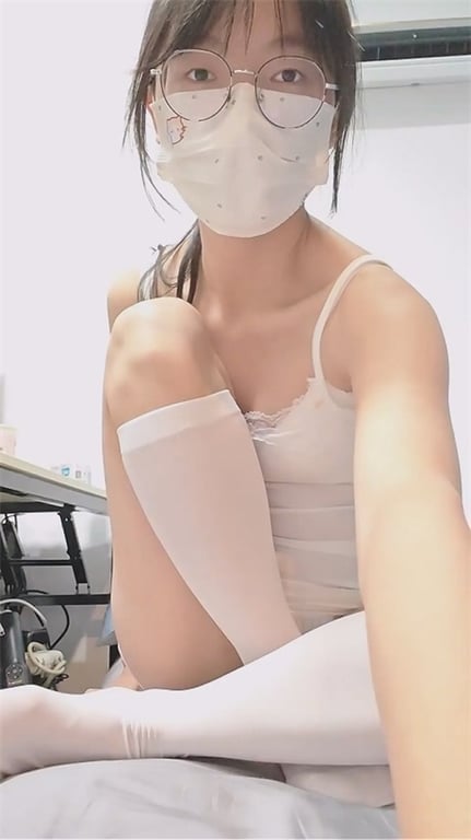❣️推荐❣️颜值嫩妹【小gun】极品大学生,奶圆逼粉,小巧玲珑,掰逼诱惑,看着就很紧,眼镜妹就是骚4V-老宋论坛