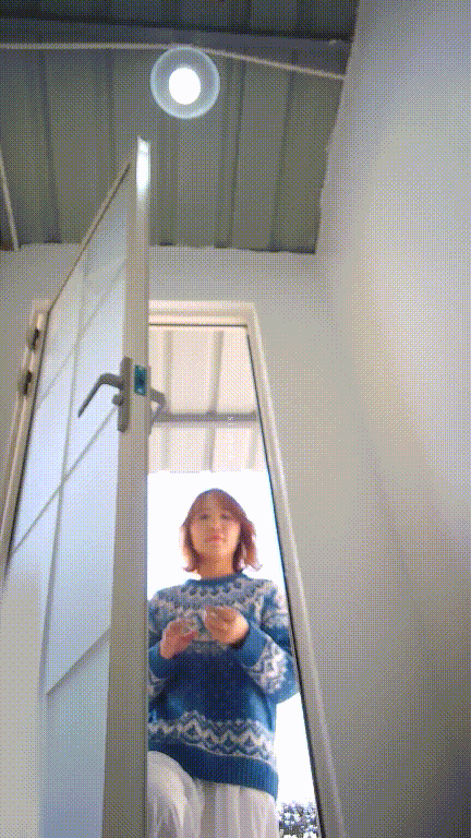 美女如云街边女公厕真实偷拍超多小姐姐方便，特写后位双洞同步露脸，亮点多多 配图6