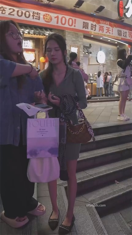 爆推【街头极品猎艳】夜场靓妹跳蛋失控走路晃臀，颜值爆表肥美屁穴与粉嫩阴户等你1V 配图12
