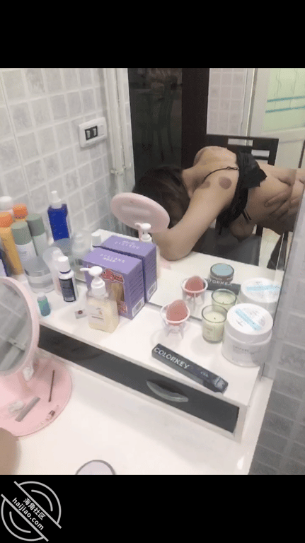 骚姨妈《47》，化妆台上内射小姨妈，内裤都没脱下直接开干 - 老宋论坛-老宋论坛