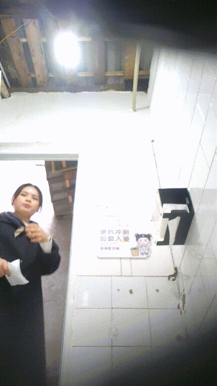 市场外公共女厕真实偷拍多位少女少妇方便，近景特写，同步露脸 配图5