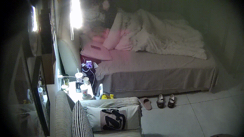 大学城3-15：小美女与男友床上激情缠绵，男人痴迷美臀扶腰猛操，压臀狂干到高潮！ 配图2
