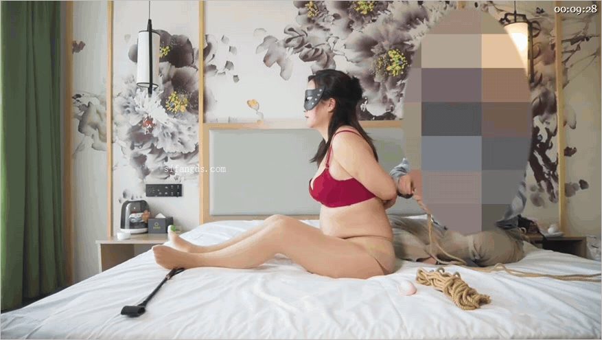 ㊙【SM调教】【鲁RLur】咖啡姐好身材黑丝好身材完美大长腿自带红色高跟鞋首次体 配图5