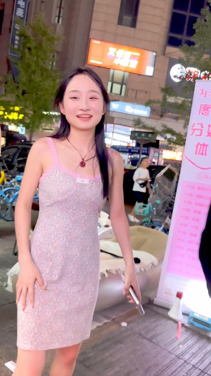 【KFC】长裙极品靓女深夜街头勾引男友坐地化媚妆·脱高跟展肉丝美足·黑内内被前后 配图2