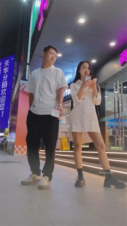 重磅推荐【商场捡漏】极品粉衣反差婊！清纯外表下真空骚穴玉足特写，龟男女友肥美蜜穴 配图14