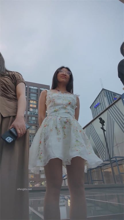 爆款推荐【街头当众抄底】骚气眼镜妹绿帽现场直播！龟男面前激情露底，小少妇齐逼短裙 配图3