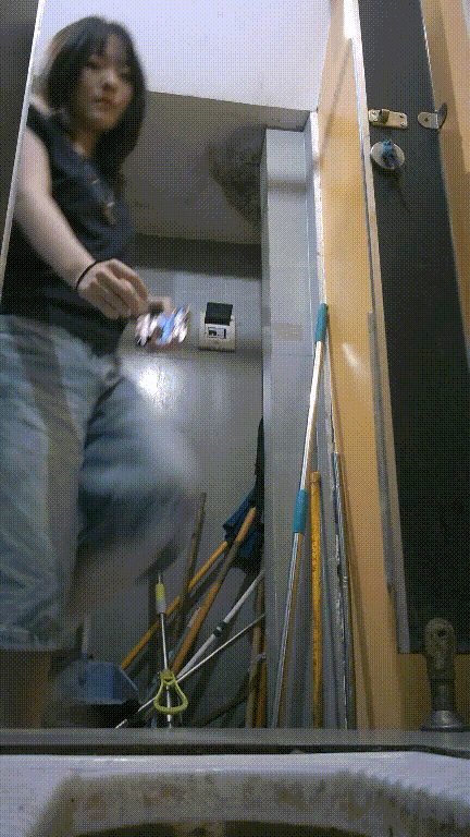 大学校园女厕固定机位真实偷拍，课间络绎不绝的小姐姐方便，同步露脸 配图8