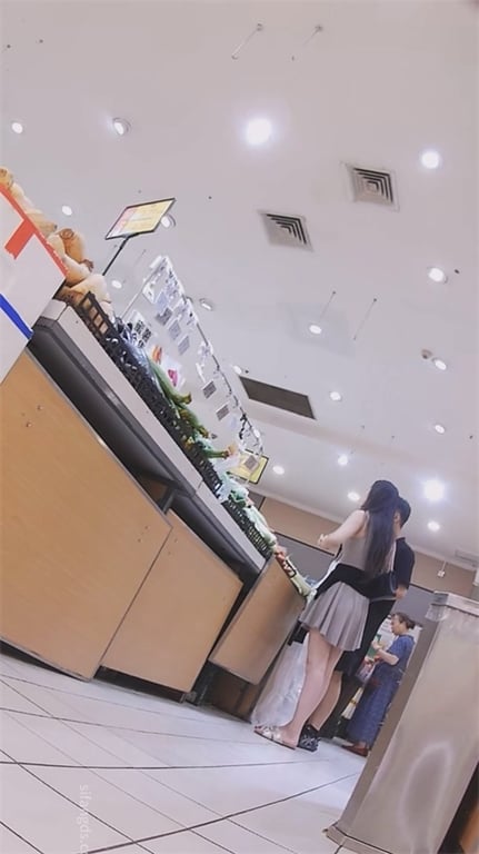 爆款推荐【街头极致抄底】极品少妇携龟奴公开调情，饱满骚穴白内超诱人，玉足高清特写 配图10