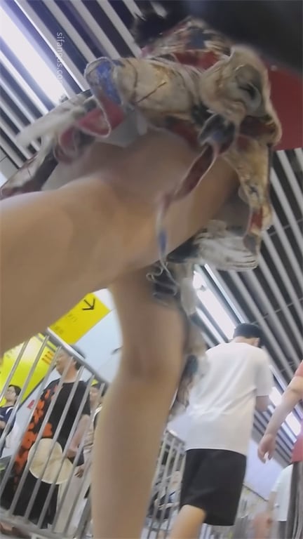 推荐【地铁抄底】极品少妇，高跟玉足特写，好身材大长腿，想射在鞋跟上，人多也必须要 配图4