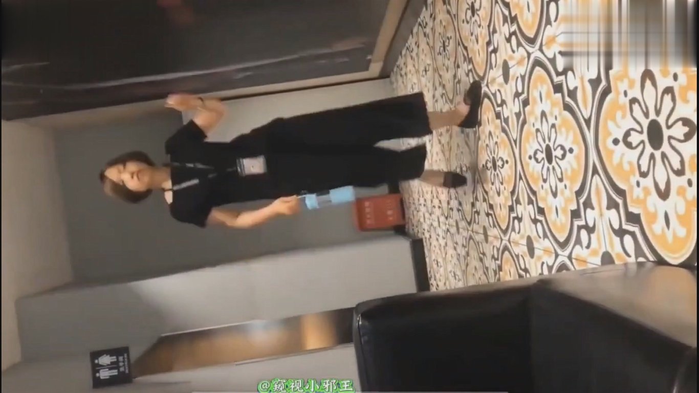 厕拍大神小邪王商圈附近女厕偷拍3个白领姐姐尿尿平底鞋妹子年纪不大逼毛居然白了几根 配图5